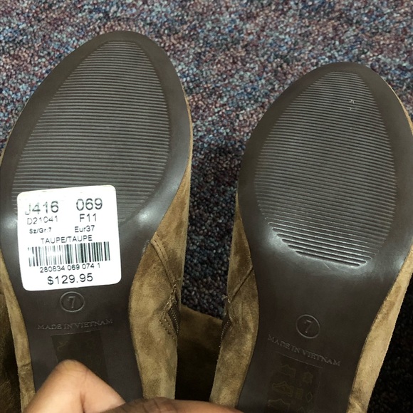 Suede brown booties with a heel. - Picture 3 of 3